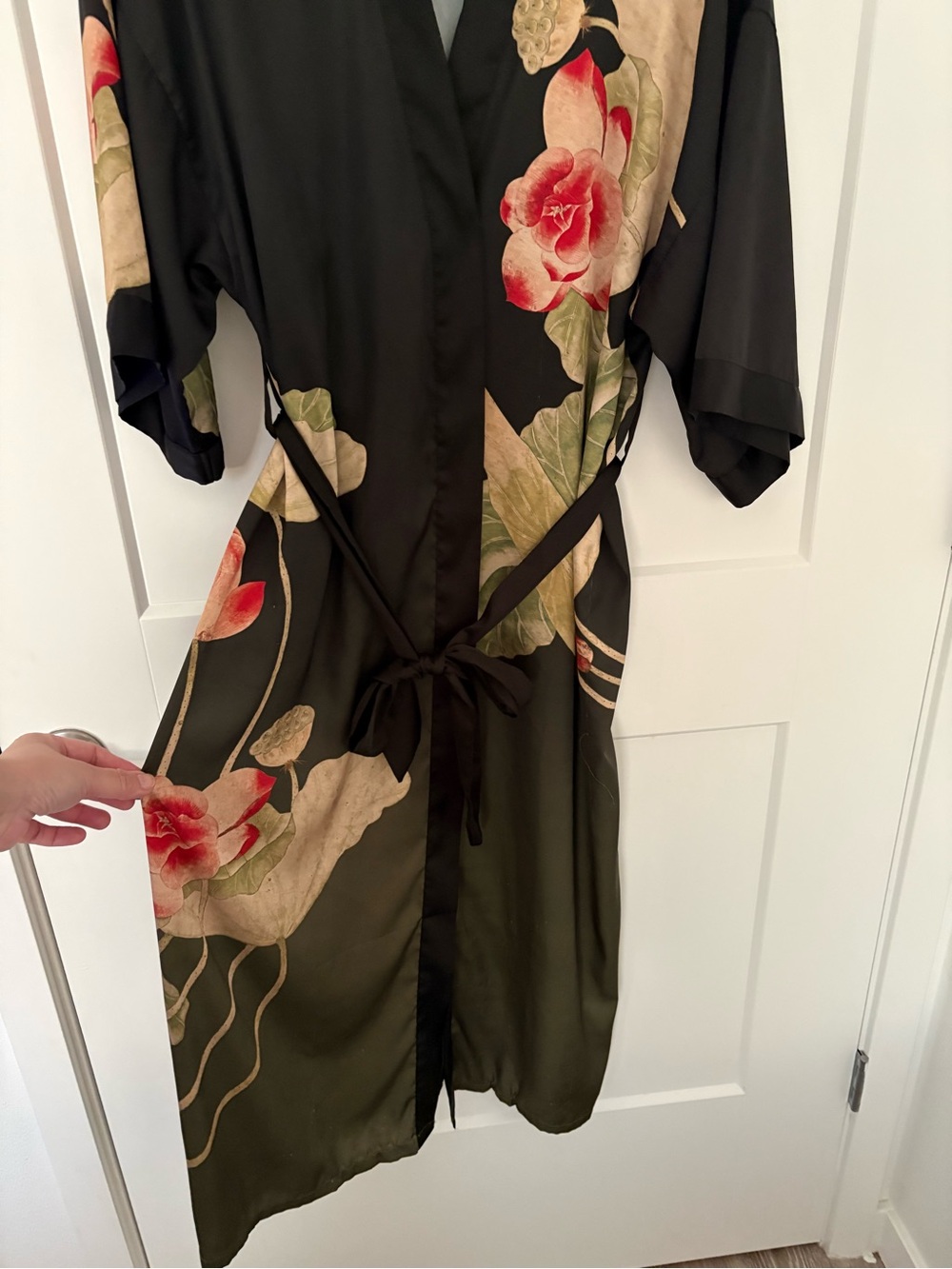 Gorgeous Black Satin like Kimono Robe - Picture 4 of 8